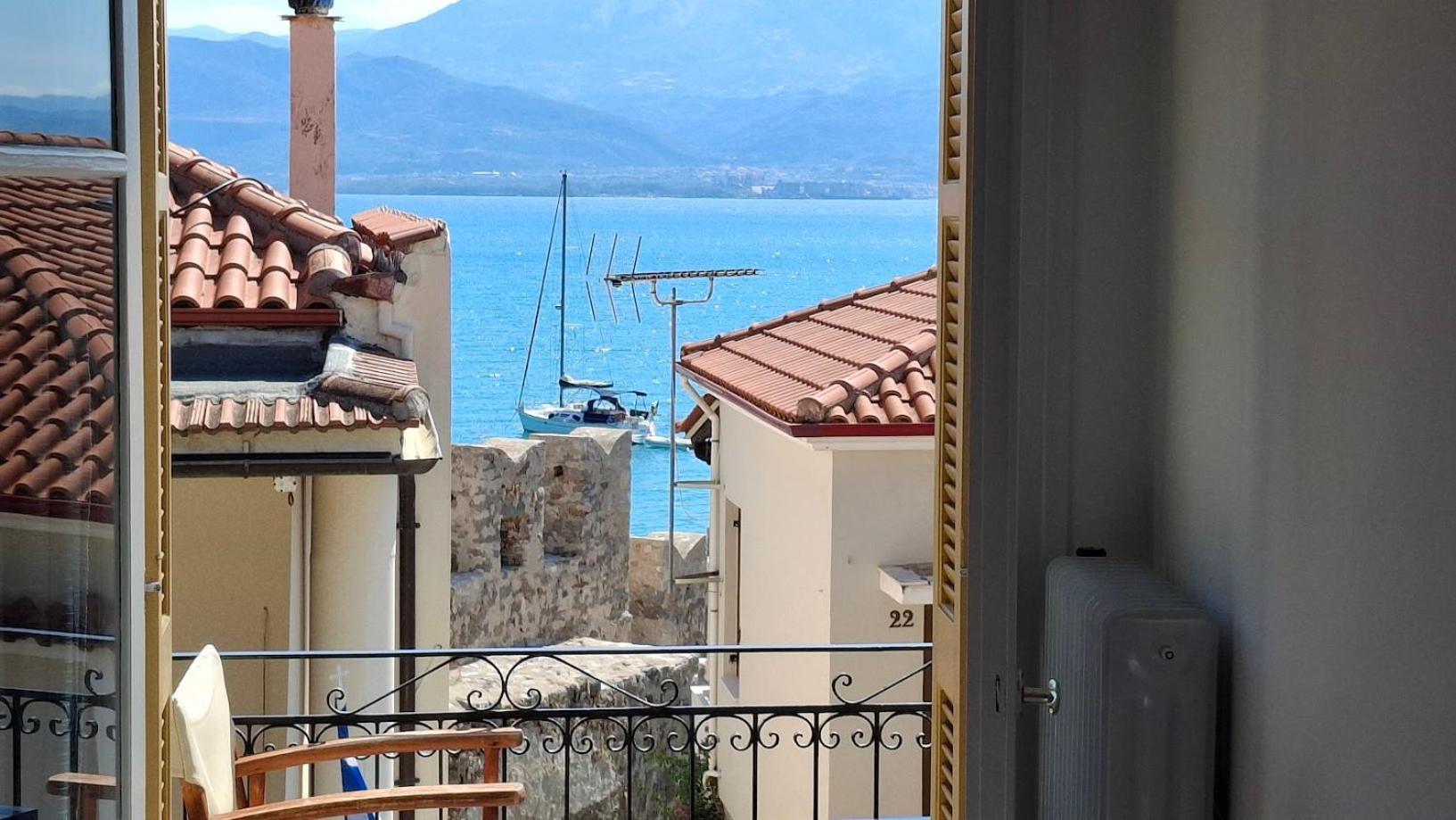 Nafpaktos Apartment And Studios In Port Екстер'єр фото