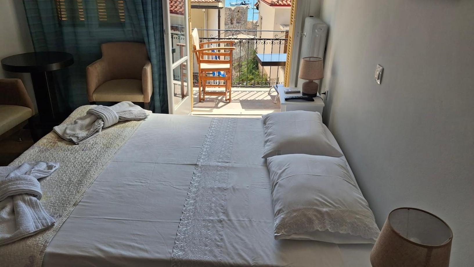 Nafpaktos Apartment And Studios In Port Екстер'єр фото